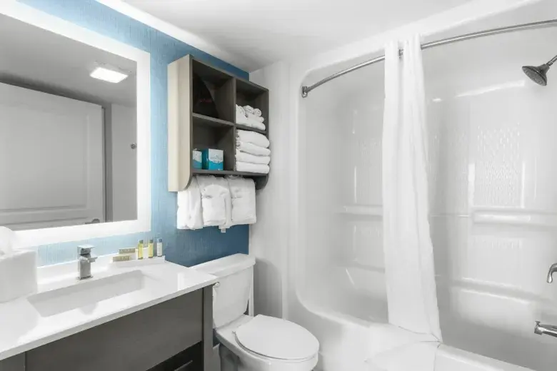 Compass Cove - Mariner Building - Oceanfront Deluxe Two Bedroom Condo - Bathroom Photo 9